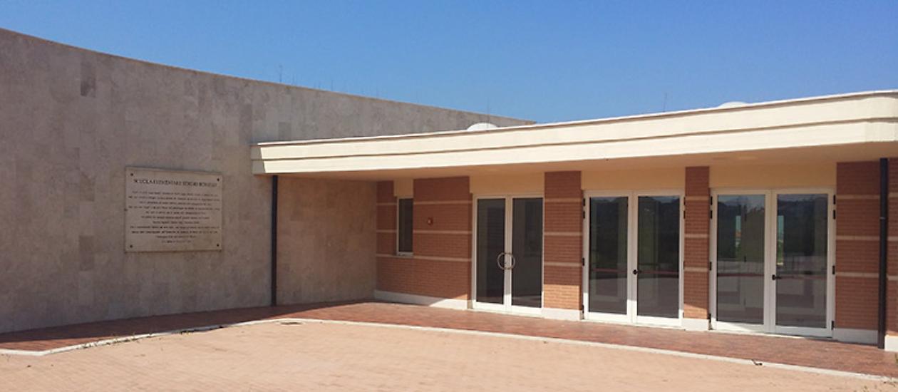 La targa, in ricordo nel nostro editore, posta nel cortile della scuola.