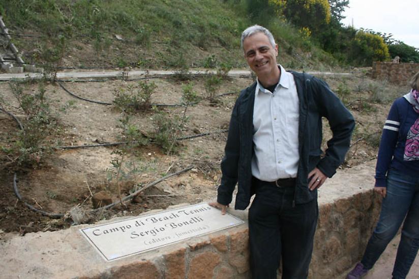 Corrado Mastantuono posa davanti alla targa del Campo da Beach Tennis dedicato a Sergio Bonelli.