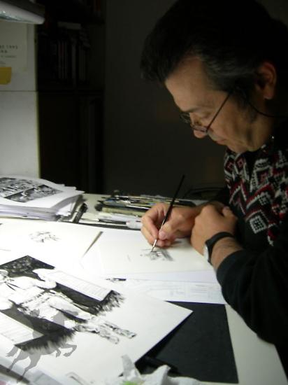 Claudio Villa al lavoro per realizzare uno dei 100 originali disegnati dagli autori texiani e distribuiti casualmente nei pacchetti di figurine.