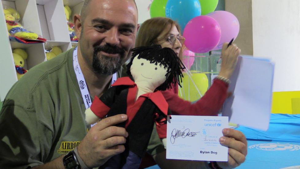 Gianmauro Cozzi allo stand UNICEF.