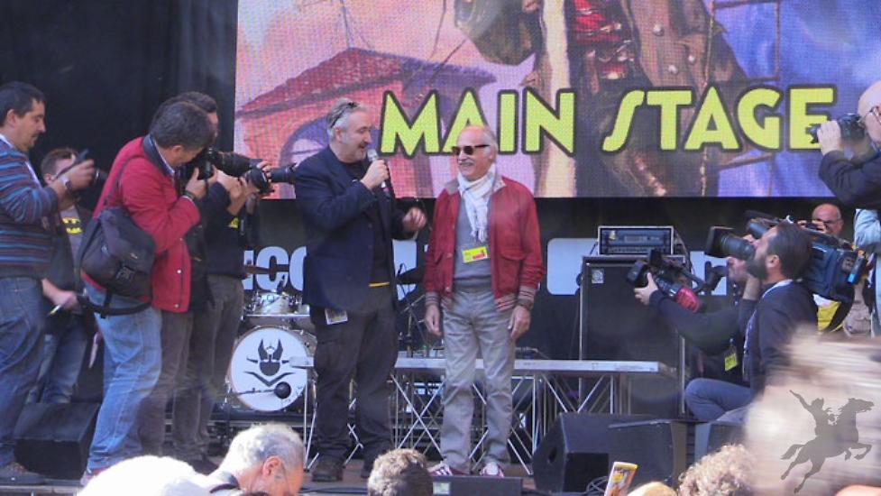 Giancarlo Berardi chiamato sul palco principale di Lucca C&G per la cerimonia del calco delle mani per la Via dei Comics.