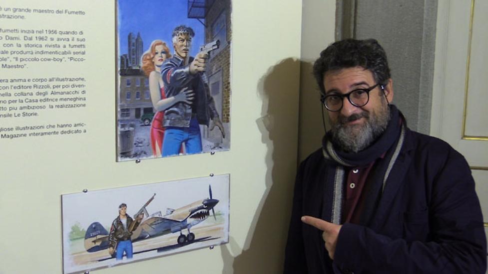 Luigi Mignacco mostra un originale di Aldo Di Gennaro, esposto alla mostra dedicata a Mister No.