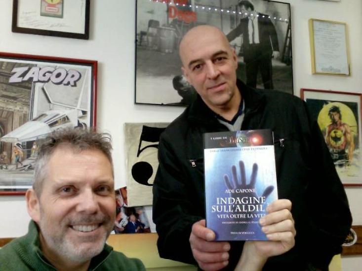 Una foto recente di Moreno Burattini e Ade Capone nella redazione di Zagor.