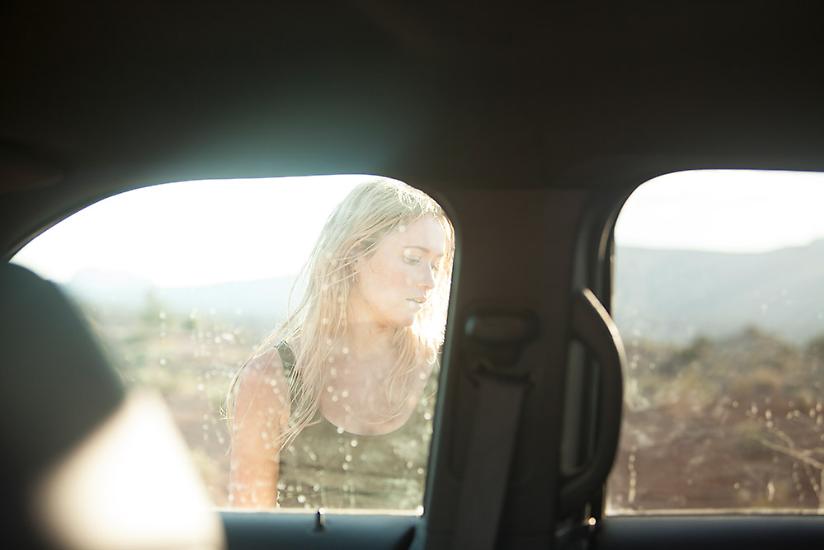 Katrina Bowden, nei panni di Sandra, a confronto con la Monolith. (foto di Stefania Rosini)