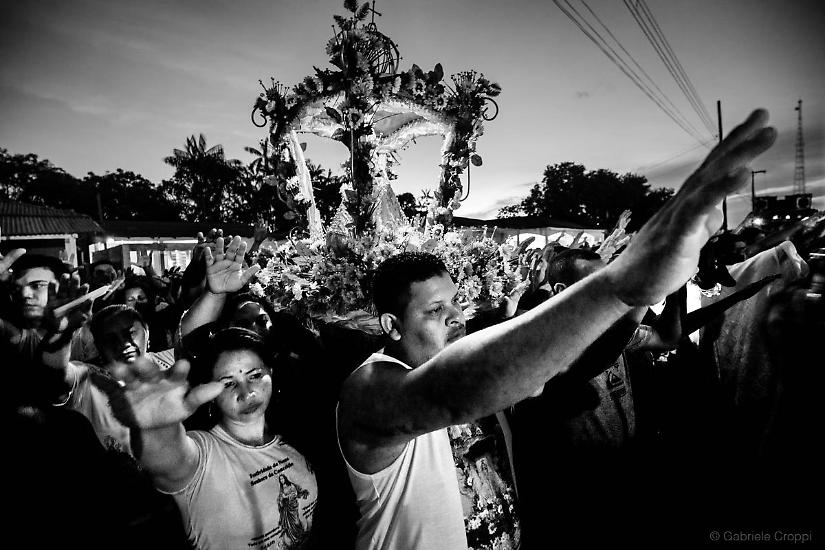 Calçoene, Macapà, Brasile Garrafinha,  custode del sito Megalitico di Calçoene La processione dell'8 dicembre, Nossa Senhora da Conceiçao.