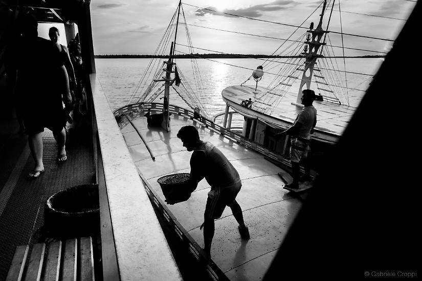 Tratto di navigazione Belém-Macapà, confinante con l'Isola di Marajò Centinaia di cesti contenenti il frutto dell'Açai vengono scaricate da una ba