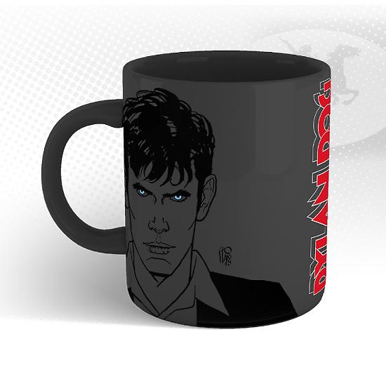 Tazza Dylan Dog grigio scuro con logo rosso e disegno di Angelo Stano