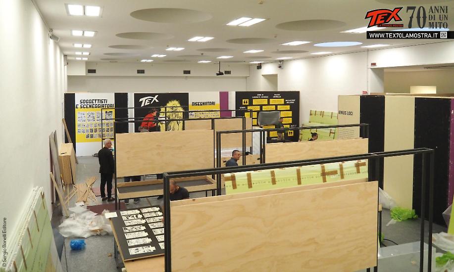 Il salone principale dell'esposizione durante le prime ore dell'allestimento