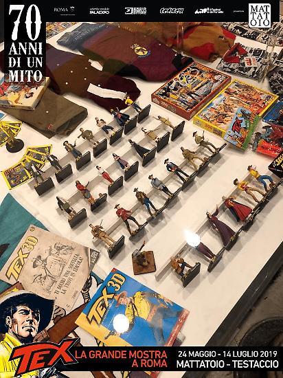 Dettaglio della teca con il merchandising realizzato nel corso degli anni grazie a Tex