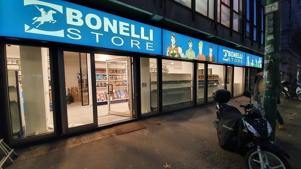 Una parte dell'insegna del Bonelli Store