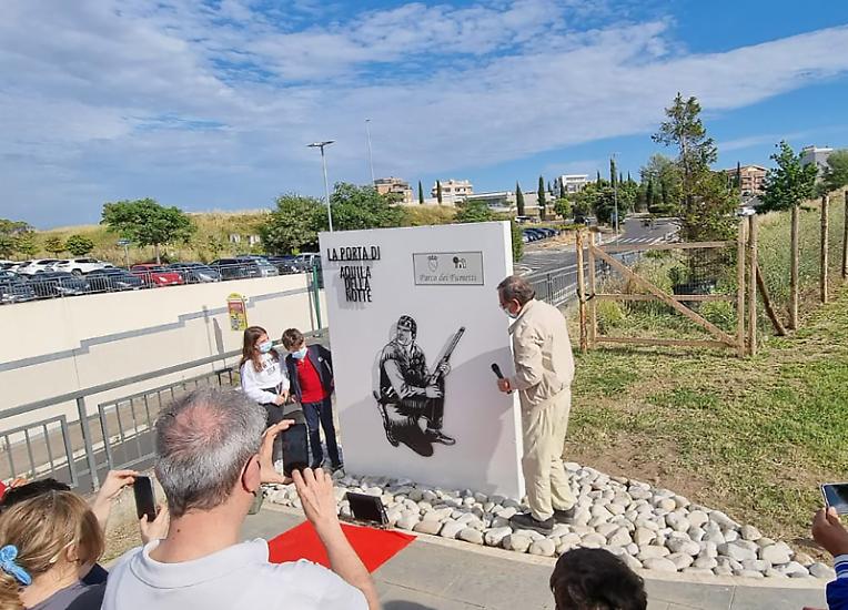 Un momento della cerimonia di inaugurazione della Porta Aquila della Notte