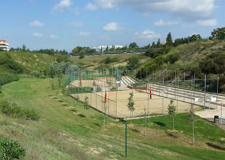 I campi da beach volley e beach tennis intitolati rispettivamente a Decio Canzio e Sergio Bonelli.