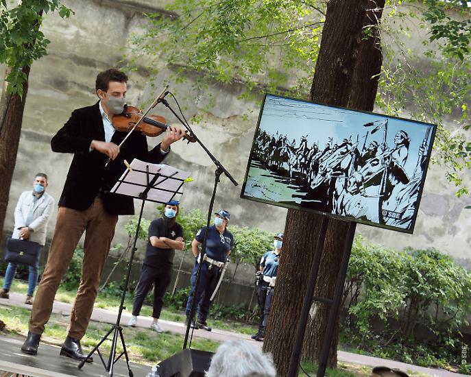 Simone Draetta in un momento della cerimonia di intitolazione del giardino di via Mac Mahon a Gianluigi Bonelli.