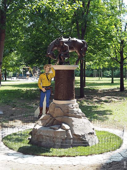 La statua di Tex, vegliata da... Tex!